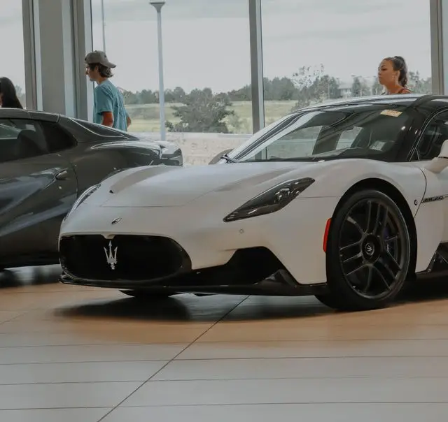 AutoXpérience Genève Voitures en exposition pendant un salon avec des hôtesses