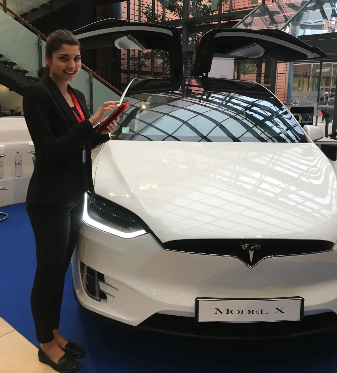 Hôtesse pendant un salon auto Hôtesse travaillant lors d'un salon auto